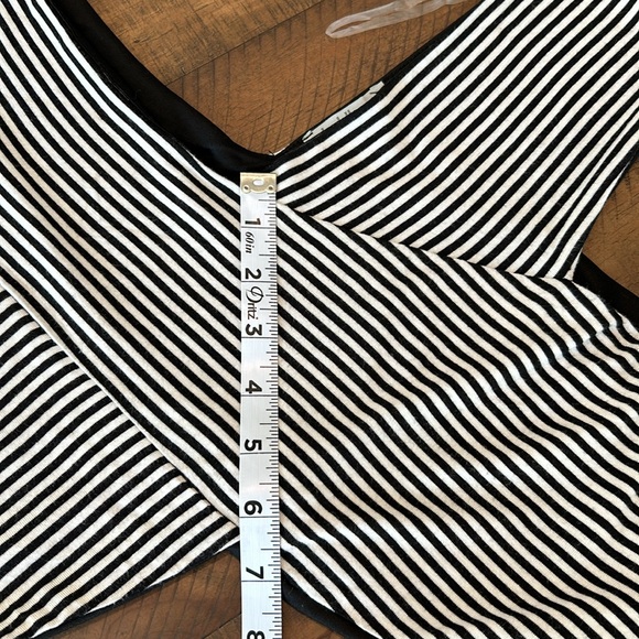 Charlotte Russe Black and White Striped Crop Top NWT Size Large Junior ? - Picture 10 of 12